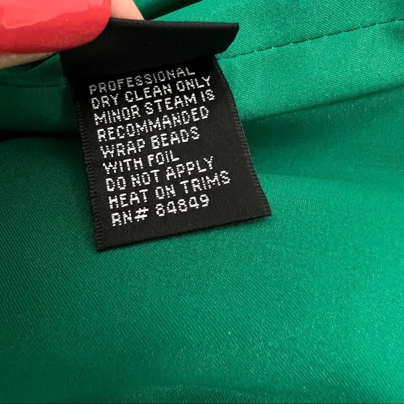 Carmen Marc Valvo Collection Emerald Green Ruffled Crepe Dress Size 4. NEW - Picture 11 of 13